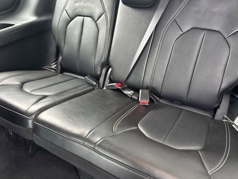 Used 2025 Chrysler Pacifica Select image 16
