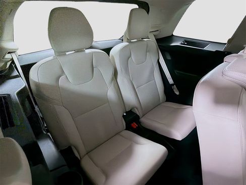 Used 2019 Volvo XC90 T6 Momentum w/ Advanced Package image 29