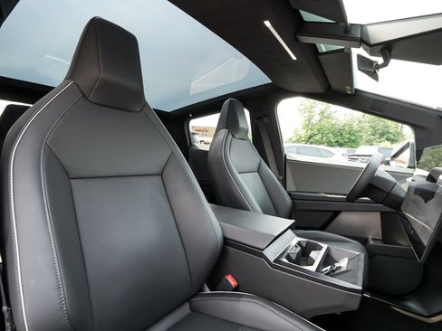 Used 2024 Tesla Cybertruck AWD Crew Cab image 41
