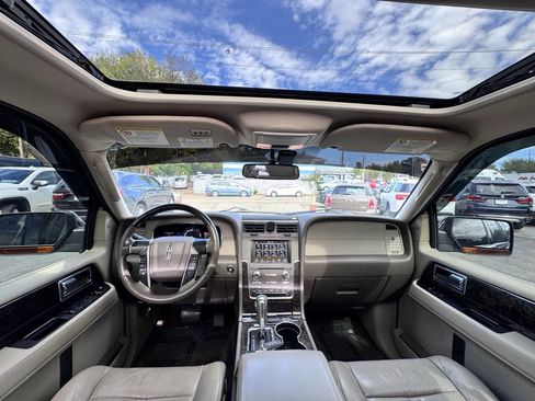 Used 2016 Lincoln Navigator Select image 17