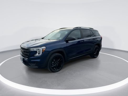 Used 2023 GMC Terrain SLE w/ Driver Convenience Package image 4