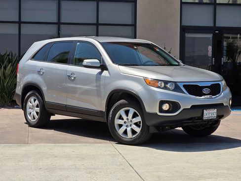 Used 2013 Kia Sorento LX w/ Third Row Pkg image 3