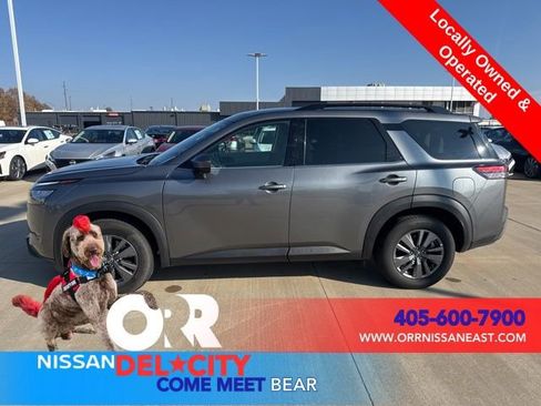 Used 2024 Nissan Pathfinder SV image 2