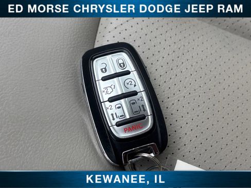 Used 2019 Chrysler Pacifica Touring-L FWD image 39