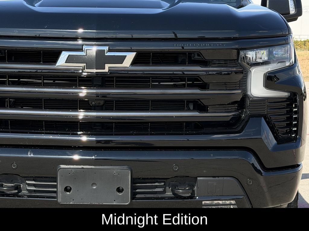 Used 2025 Chevrolet Silverado 1500 High Country w/ Midnight Edition AWD/4WD image 4