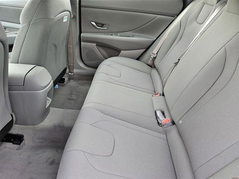 New 2025 Hyundai Elantra SE image 28