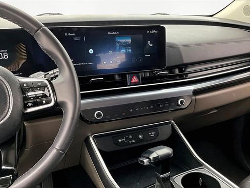 Used 2025 Kia Carnival image 6