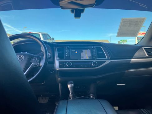 Used 2017 Toyota Highlander SE image 32