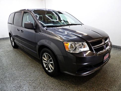 Used 2016 Dodge Grand Caravan SE FWD image 3