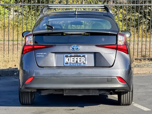 Used 2022 Toyota Prius LE image 5