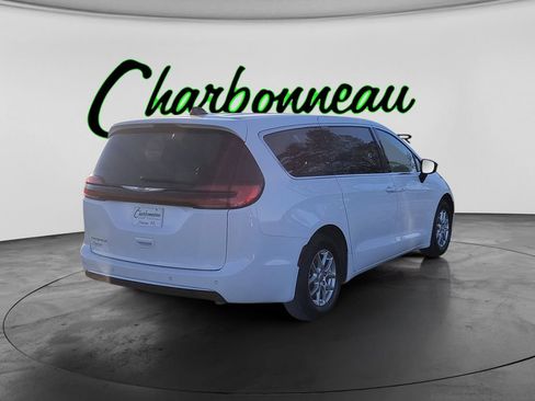 Used 2025 Chrysler Pacifica Select FWD image 5
