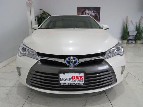 Used 2017 Toyota Camry XLE w/ Moonroof Package image 9