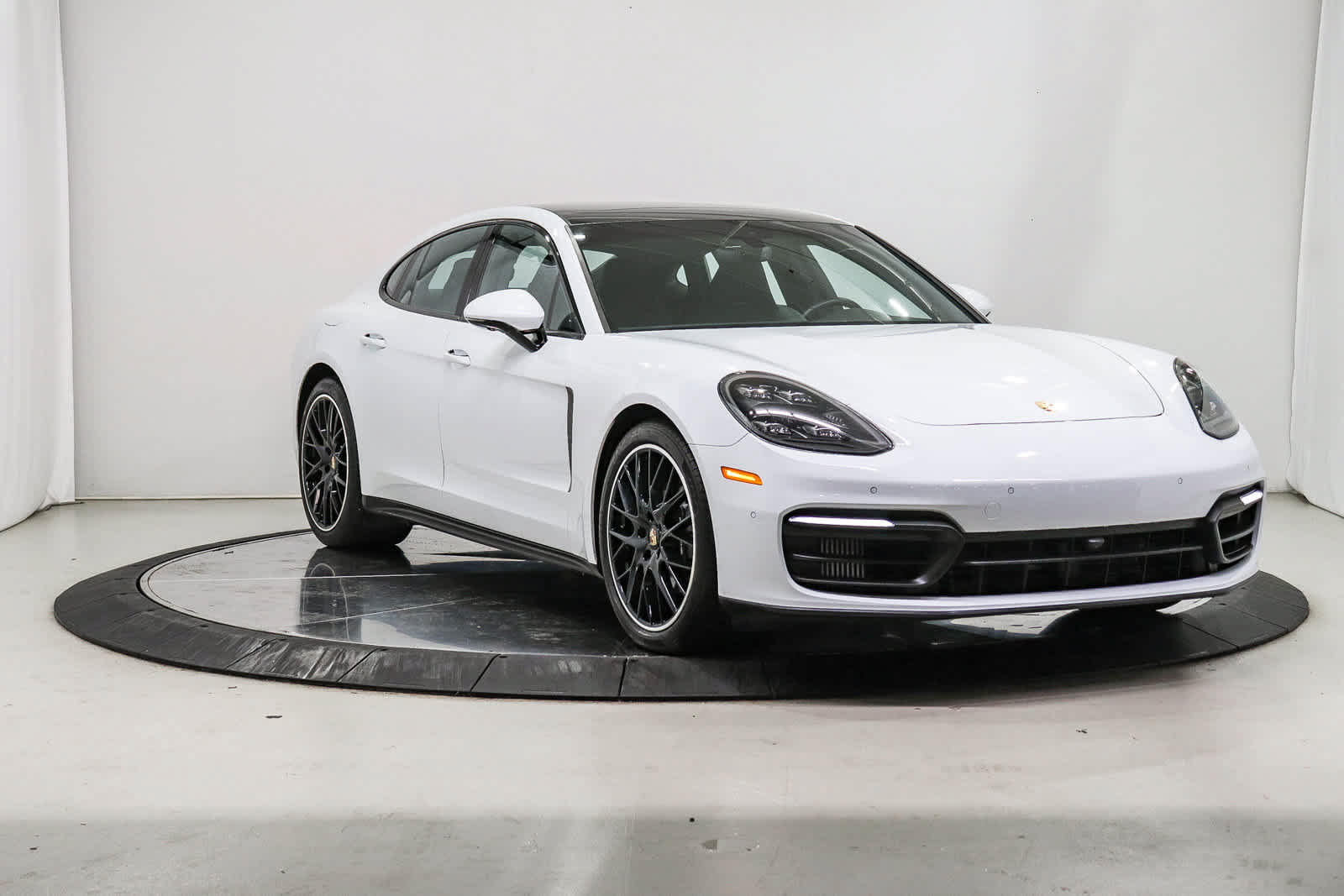 Used 2022 Porsche Panamera RWD image 5
