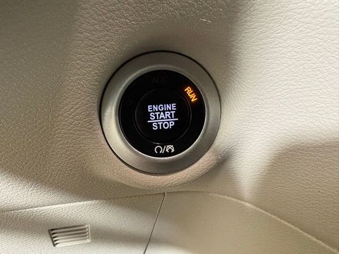 Used 2024 Chrysler Pacifica Touring-L image 26