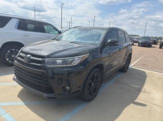 Used 2019 Toyota Highlander SE w/ Nightshade Edition video 1