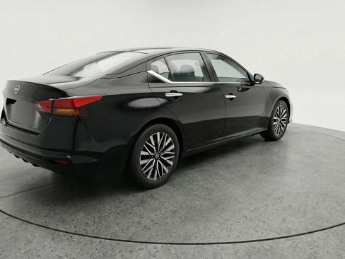 Used 2025 Nissan Altima 2.5 SV image 9