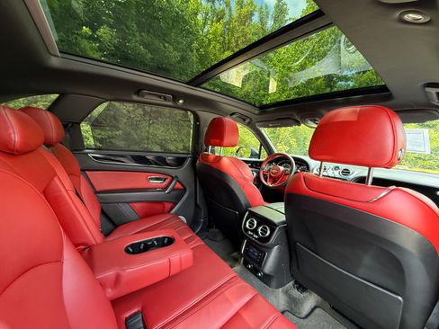 Used 2018 Bentley Bentayga AWD/4WD image 19