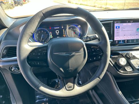 Used 2025 Chrysler Pacifica Limited image 14