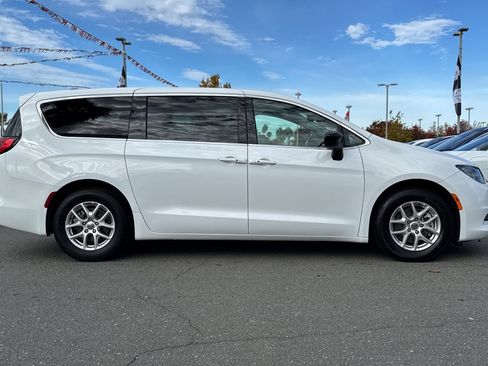 Used 2024 Chrysler Voyager LX image 3