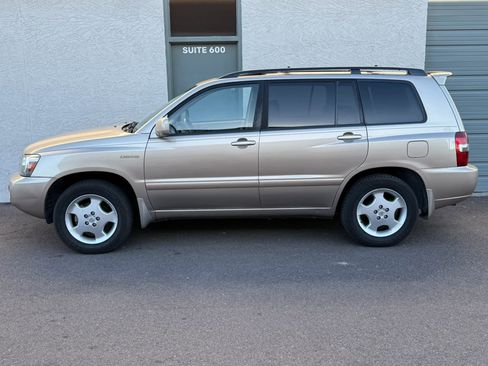 Used 2004 Toyota Highlander 4WD V6 image 2