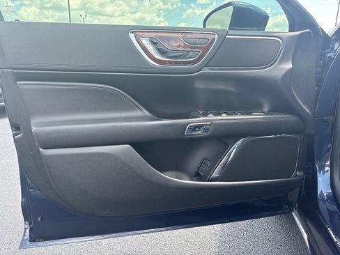 Used 2017 Lincoln Continental Reserve FWD image 17