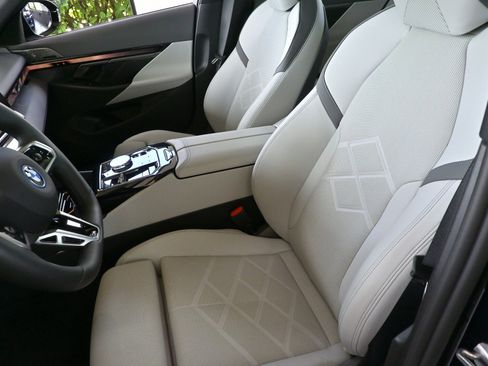 New 2024 BMW i5 eDrive40i w/ Executive Package image 10