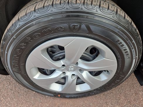 Used 2022 Toyota RAV4 LE image 12