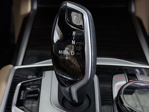 Used 2022 BMW 750i xDrive w/ Executive Package image 39