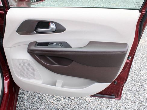 Used 2017 Chrysler Pacifica Touring-L w/ Tire & Wheel Group FWD image 23