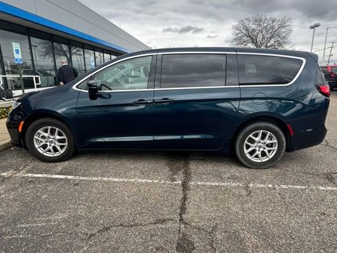 Used 2023 Chrysler Pacifica Touring-L image 3