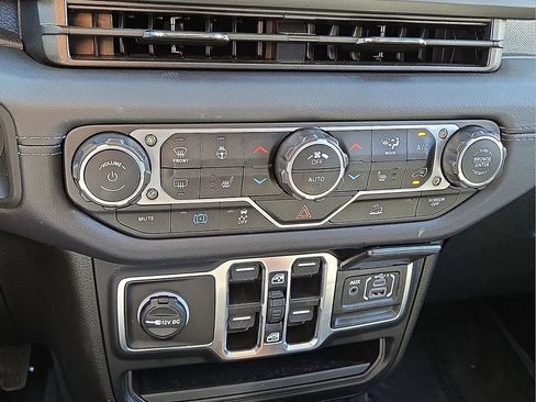 Used 2025 Jeep Wrangler Sahara 4xe image 28