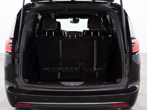 Used 2026 Chrysler Pacifica Limited w/ S Appearance Package FWD image 17