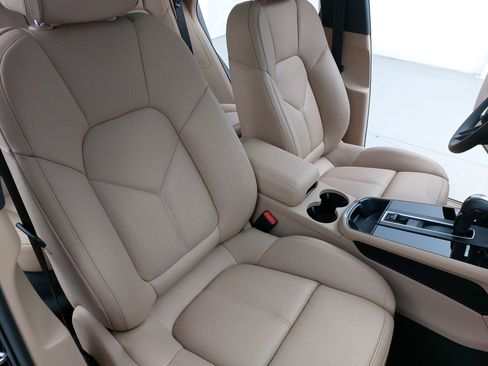 Certified 2026 Porsche Macan image 12