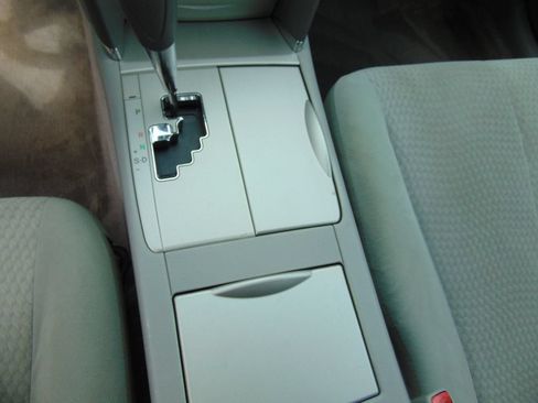 Used 2010 Toyota Camry LE FWD image 19