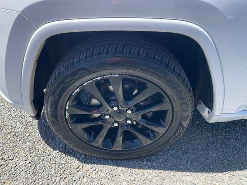 Used 2019 Jeep Grand Cherokee Altitude AWD/4WD image 29
