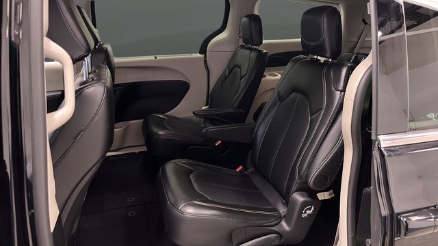 Used 2024 Chrysler Pacifica Touring-L FWD image 21