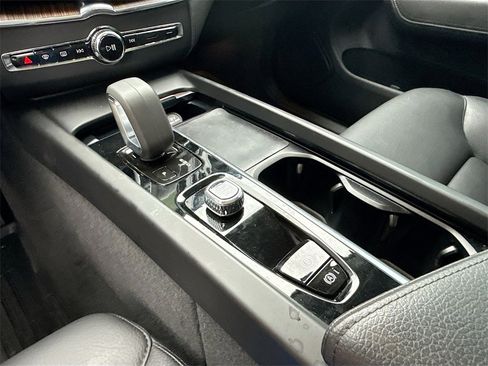 Used 2022 Volvo XC60 B5 Momentum image 18