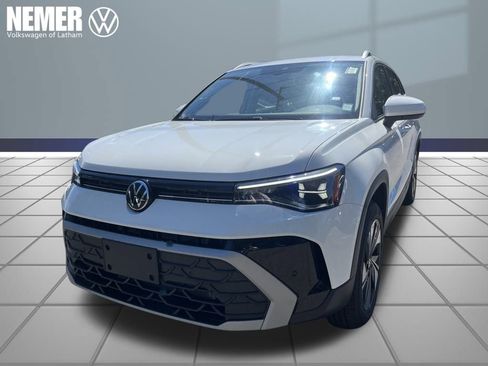 New 2025 Volkswagen Taos SE image 1