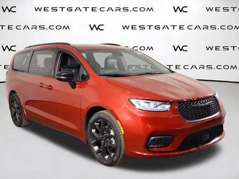 Used 2025 Chrysler Pacifica Limited FWD image 35