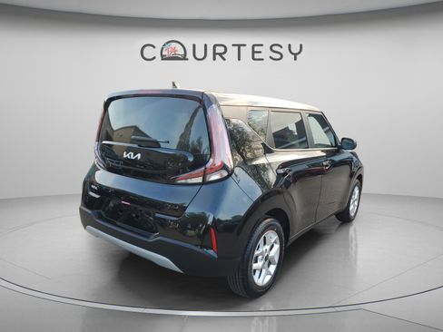 Used 2025 Kia Soul LX w/ LX Technology Package FWD image 3