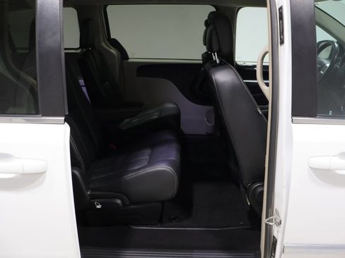 Used 2016 Chrysler Town & Country Touring FWD image 19