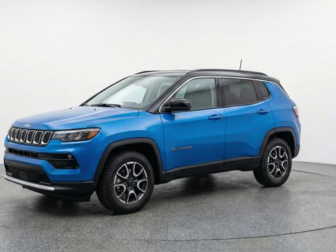 Used 2025 Jeep Compass Trailhawk AWD/4WD image 3