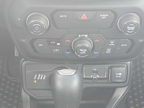 Used 2018 Jeep Renegade Latitude w/ Cold Weather Group image 16