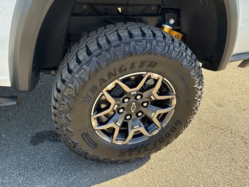 Used 2025 Chevrolet Colorado ZR2 image 12