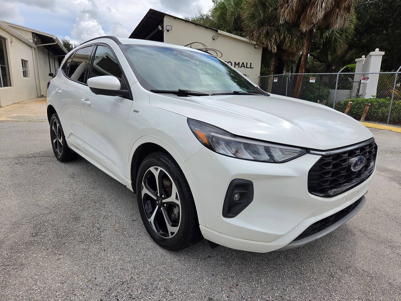 Used 2023 Ford Escape ST-Line Select w/ Tech Pack #2 AWD/4WD image 3