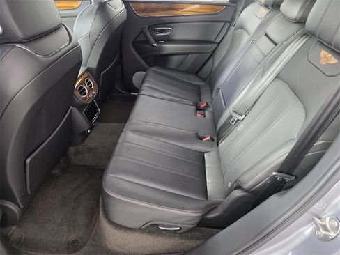 Used 2018 Bentley Bentayga image 14