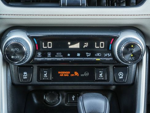 Certified 2020 Toyota RAV4 XLE w/ XLE Grade Weather Package AWD/4WD image 17