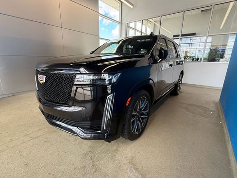 Used 2023 Cadillac Escalade Sport Platinum w/ Heavy-Duty Trailer Package AWD/4WD image 4