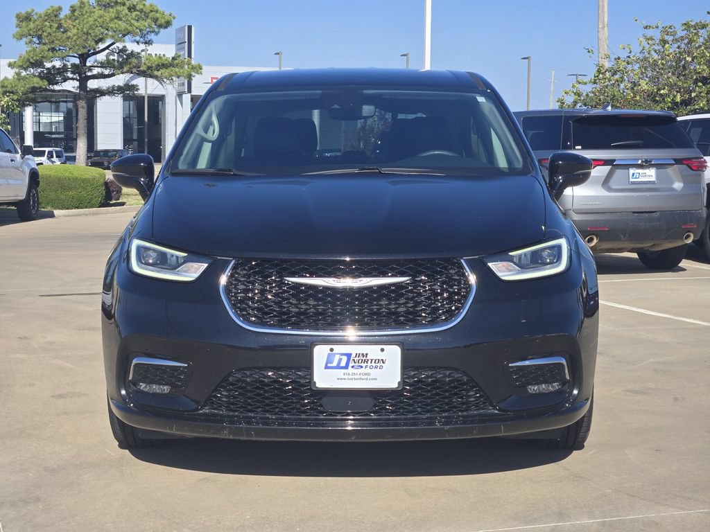 Used 2024 Chrysler Pacifica Touring-L FWD image 2