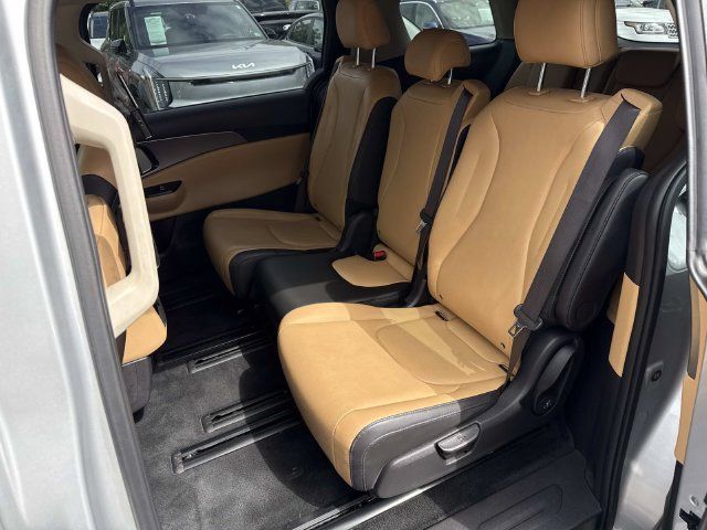 Used 2023 Kia Carnival LX FWD image 16